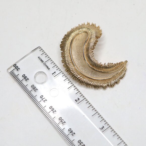 Vintage CROWN TRIFARI Signed Gold Tone Textured Feather Brooch Pin Mid-Century - Picture 6 of 11